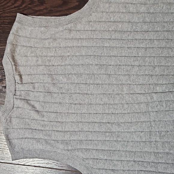 3/$20-Grey Ribbed Knit Sleeveless Vest Top, XS - Picture 7 of 10